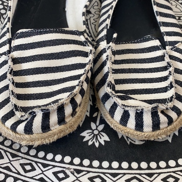 Striped slip ons 🖤 - Picture 2 of 11